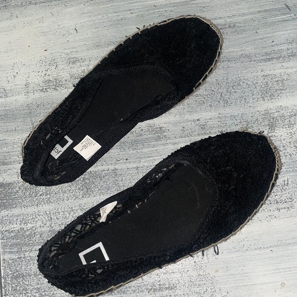 Black lace slip on shoes - Picture 3 of 5